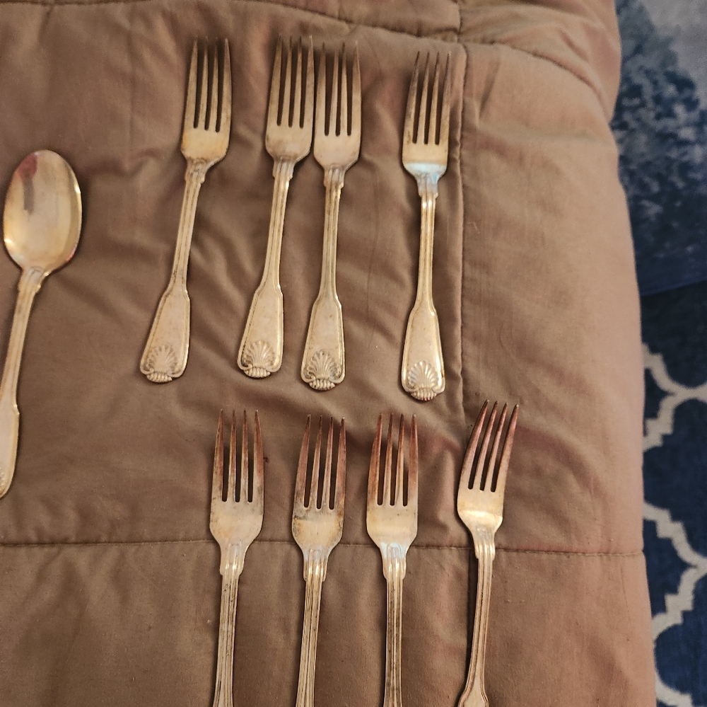 Antique 43 piece International E.P Korea shell pattern silverware set. - Picture 7 of 16
